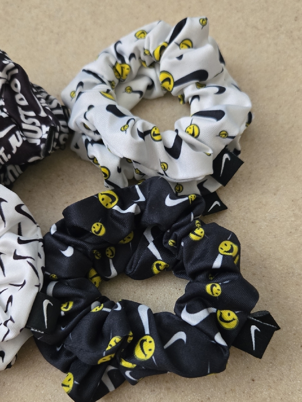 Nike Srunchies - Picture 2 of 3